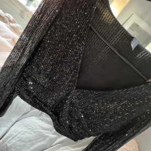 Fest topp❤️ - Här är en jätte fin topp som man kan ha på middagar/festar, Kom gärna med prisförslag och frågor ifall ni har något💞