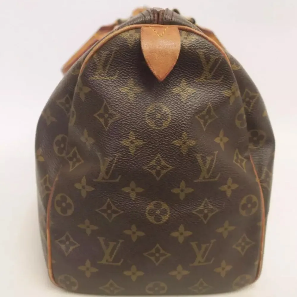 Louis Vuitton Speedy 40. Ett måste i väskkollektionen! Bra storlek för både vardagsbruk och resor. Perfekt att använda som skol-/arbetsväska. Speedy ger en touch av lyx och stil till varje outfit. Tillverkad i den ikoniska monogramduken. . Väskor.