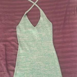 Grön klänning - Skit snygg grön klänning från Bikbok. Aldrig använd