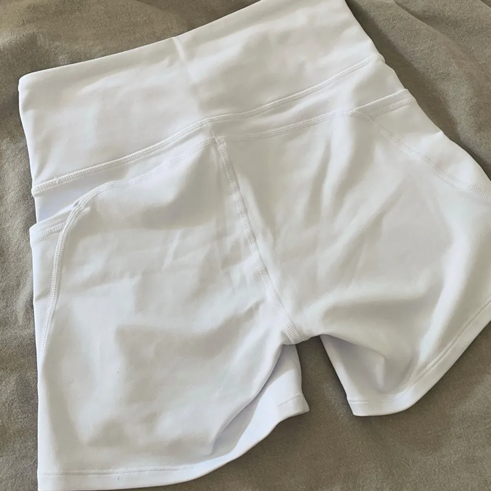 Cykelshorts med fickor som jag skulle haft under min student klänning men det blev inte så så dem har aldrig kommit till användning🤍. Shorts.