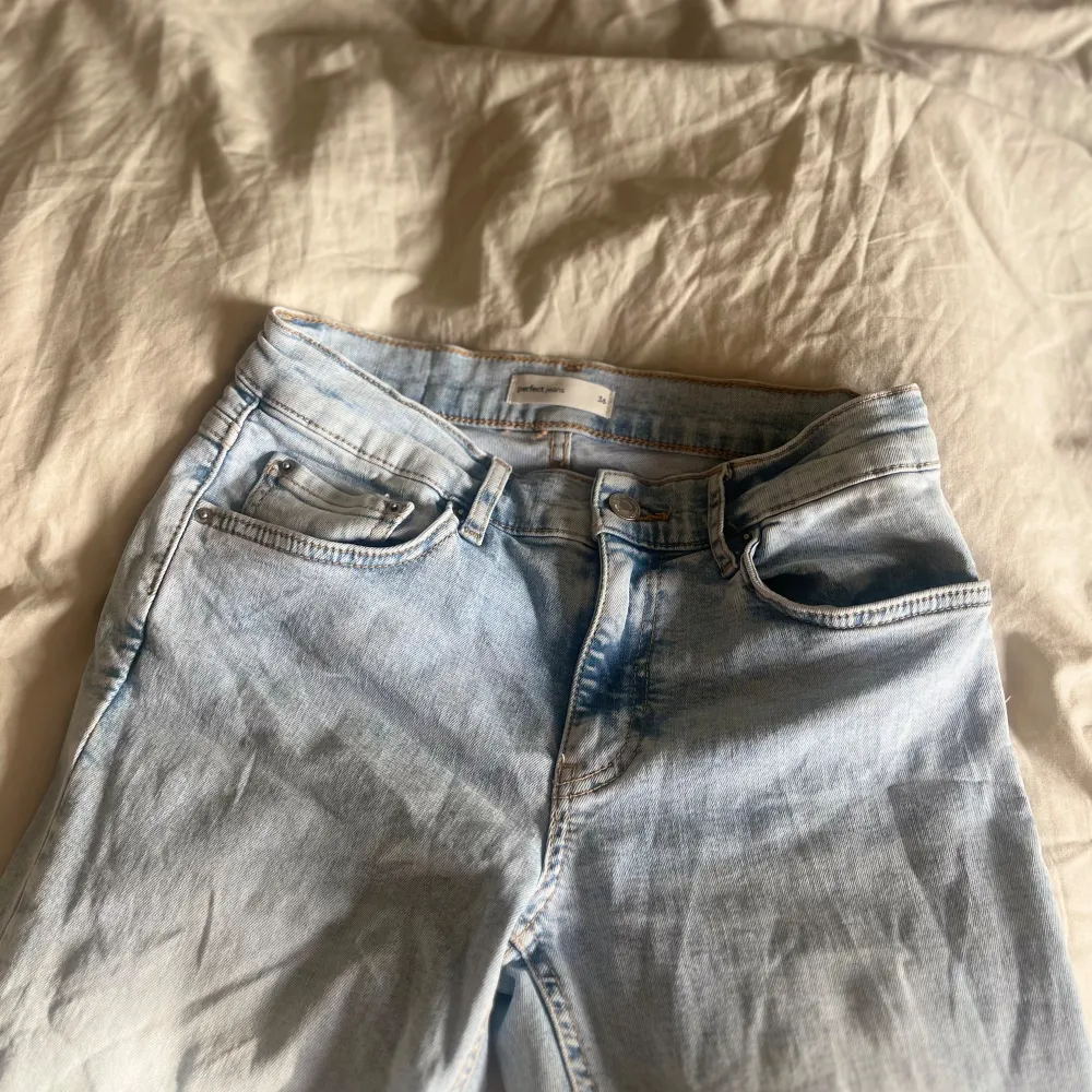 Säljer dessa snygga jeans då dom inte kommer till användning. Sparsamt använda och i väldigt fint skick, som nya!. Jeans & Byxor.