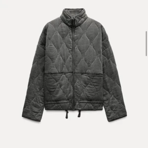 Quiltad jacka - Jättepopulär jacka ifrån zara, i färgen som på sista bilden.  Knappt använd. Säljer för vill ha pengar till en annan jacka. Är i storlek M men passar S och tom xs om man vill ha lite oversized. Nypris 859. Använd gärna köp nu.💗