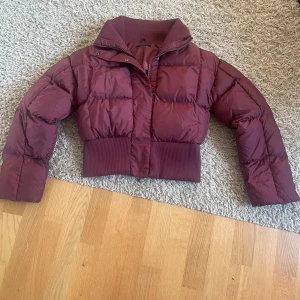 Dun jacka - Har använt en gång för tyckte inte jag passade i den:) Så den är i nyskick. Väldigt fin färg som passar till hösten och vintern