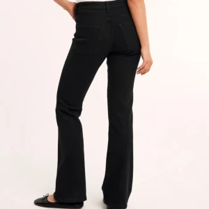  Bootcut jeans  - Fina svarta bootcut jeans💓 Säljer pga att dom inte kommer till användning, dom är i väldigt bra skick och om fler bilder önskas, skriv privat 💕💕💕 nypris: 499 SEK säljer för: 200