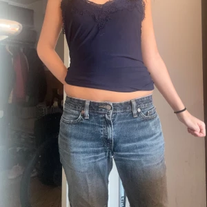 Midrise vintage levis jeans💕 - Dessa levis var min mammas mobil och passar inte mig så bra så jag har bestämt mig för att sälja de! De är straight leg med mid rise och har en slit i benet men annars inget fel❤️