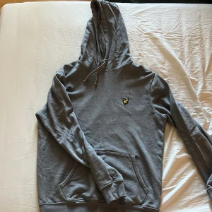 Lyle and Scott hoodie - Snygg grå lyle and scott hoodie i storlek M, passar  storlek M
