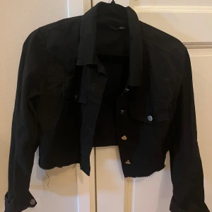 Svart jeans jacka  - En svart jeans jacka, använt Max fem gånger 