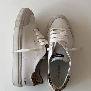 Arigatos - Säljer domma assnygga arigatosen som tyvärr är för små för mig men helt nya i jätte bra skick använt i 10min