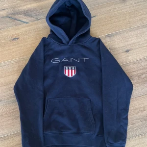 GANT huddie - Säljer denna snygga mörkblå gant tröjan, perfekt i höst och vinter med ett par jeans❄️ Huddie/Tröjan är storlek 158-164 vilket motsvarar 13-14 år.  Skriv för fler bilder!💗