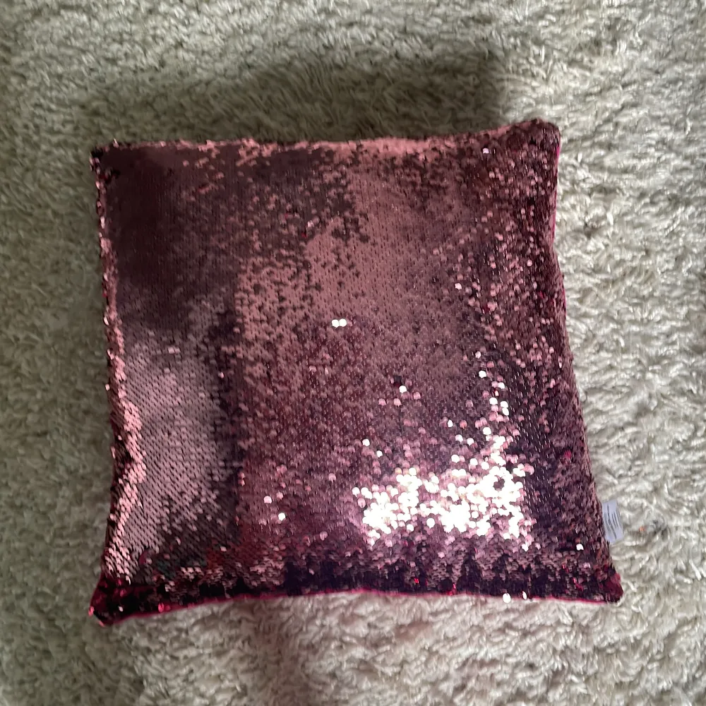 Detta är en glitter kudde som man kan dra på så det ändras antingen till ljus rosa eller mörkrosa, den är ,42cm år båda hållen. Säljer den för 20kr +frakt. Övrigt.