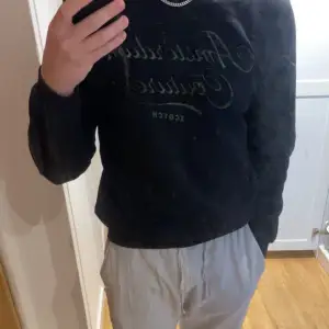 Svart sweatshirt me grön text oanvänd strl M