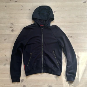 Prada Sport navy nylon zip hoodie - Passar S/M. Köpt på herr Judit. Inga defekter. Pris går att diskutera.
