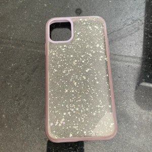 Iphone 11 telefonskal - iPhone 11 telefonskal, inget särskilt märke och hyfsad bra form, lila med stjärnor, säljer för 55kr +frakt