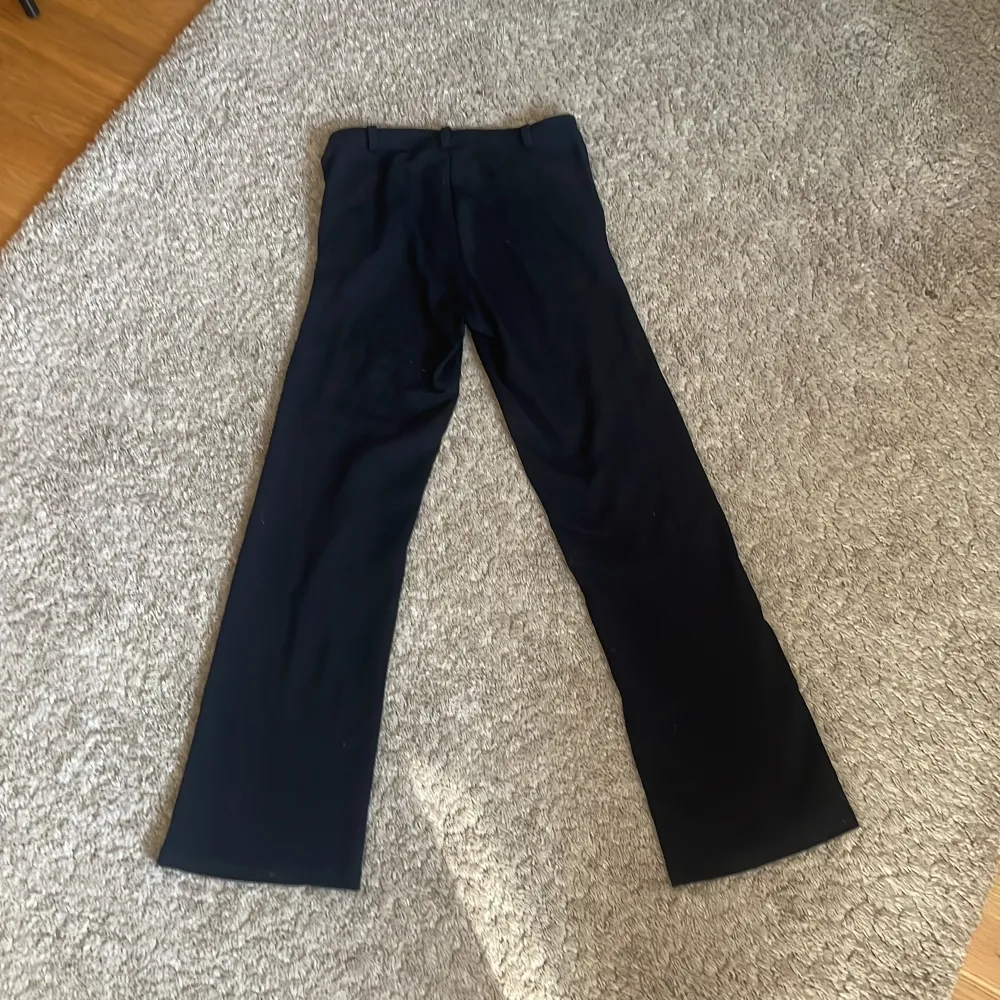 mycket snygga kostym byxor i fint skick men som tyvärr är för korta för mig,från Kappahl  i storlek 152 . Jeans & Byxor.