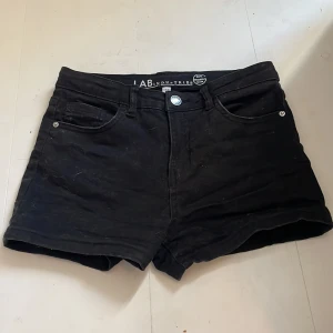 Svart shorts  - Shorts från KappAhl, fin skick. Strl 152 motsvarar XXS 