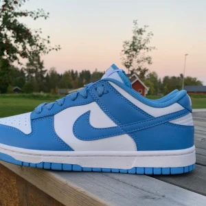Nike Dunk University Blue - Säljer dessa Nike dunk university blue. De är i storlek 42. Skorna är aldrig använda. Skick 10/10. Priset kan diskuteras.