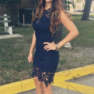 Mörk blå klänning - Navy blue lace dress that falls to about the knee. Perfect for going out, dinners, weddings or graduations ✨