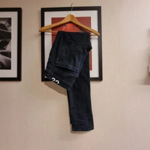 Dondup george  - Sjukt feta svarta dondup george i strl. 32, De är EJ upsydda! Mycket fint skick utan några defekter. Vid frågor eller fler bilder är det bara att skriva //mvh