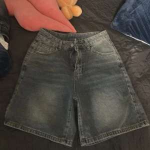 jorts  - jätte gulliga shorts köpta på secondhand, pris kan diskuteras och de ser mycket gråare än dem faktiskt e, de har en liten urtvättad blåa, grå ish färg 