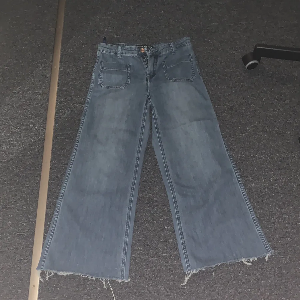 As snygga jeans jag säljer då det blivit för små. Pris kan diskuteras. Ny skick, skriv vid mer frågor!🩷. Jeans & Byxor.