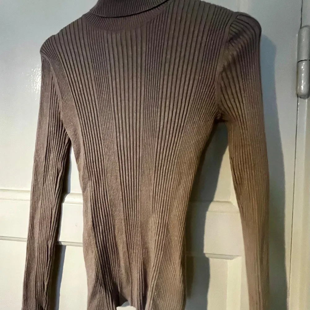 Lightweight beige turtleneck sweater . Tröjor & Koftor.