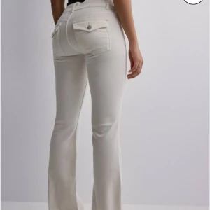 Love Waits jeans - Säljer dessa slut sålda Nelly jeans då dom tyvär inte kommer till användning! Som nya utan några defekter💕 Ny pris 699. Hör av vid frågor elelr intresse💕