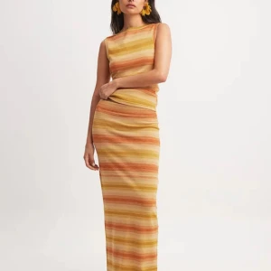 Randigt sett - Säljer mitt jättefina set från nakd som bara kommit till användning vid ett tillfälle 💕 Det är en topp + en lång kjol! 