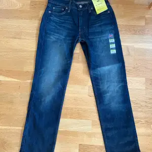 Helt nya Levis 514 straight, samma passform och modell som 501 förutom att gylfen är zip. Pris kan diskuteras.