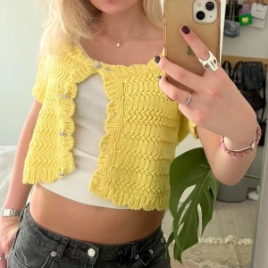 Gul kofta - Super söt ljusgul kofta, den har en liten slitning vid första knappen men det är inget som syns vidare mycket när den är på enligt mig