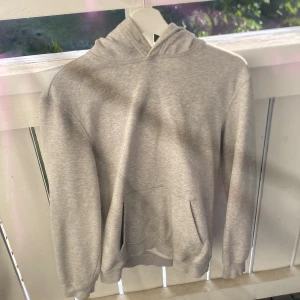 Grå hoodie  - Grå hoodie, bra kvalitet 