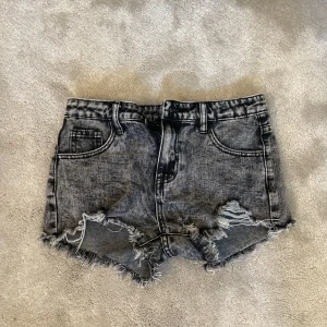 Gråa jeans shorts  - Fina gråa jeans shorts men de kommer inte till användning längre, bara använt typ 2 gånger 