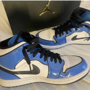Jordan 1 blue signal - Knappt använda så alltså jätte bra skick, köpa på soldout.se för ca 3 300 för ca 2 år sedan! 