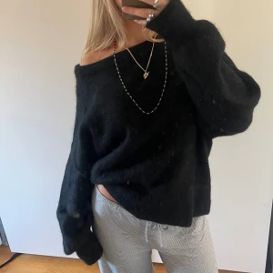 Stickad tröja  - Svart stickad tröja i wool blend, storlek S🖤☁️☁️ lite nopprig 