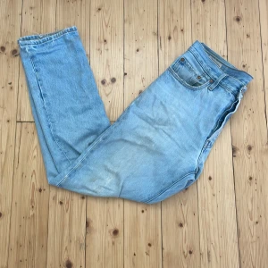 Ljusblå Levis jeans  - Säljer dessa ljusblå Levis jeans. Köpta för 1300 kr. Jeansen har fått hål bak men blivit lagade så inget som man märker. Lite slitna men fortfarande mycket kvar att ge.  Mvh ITMcloset 