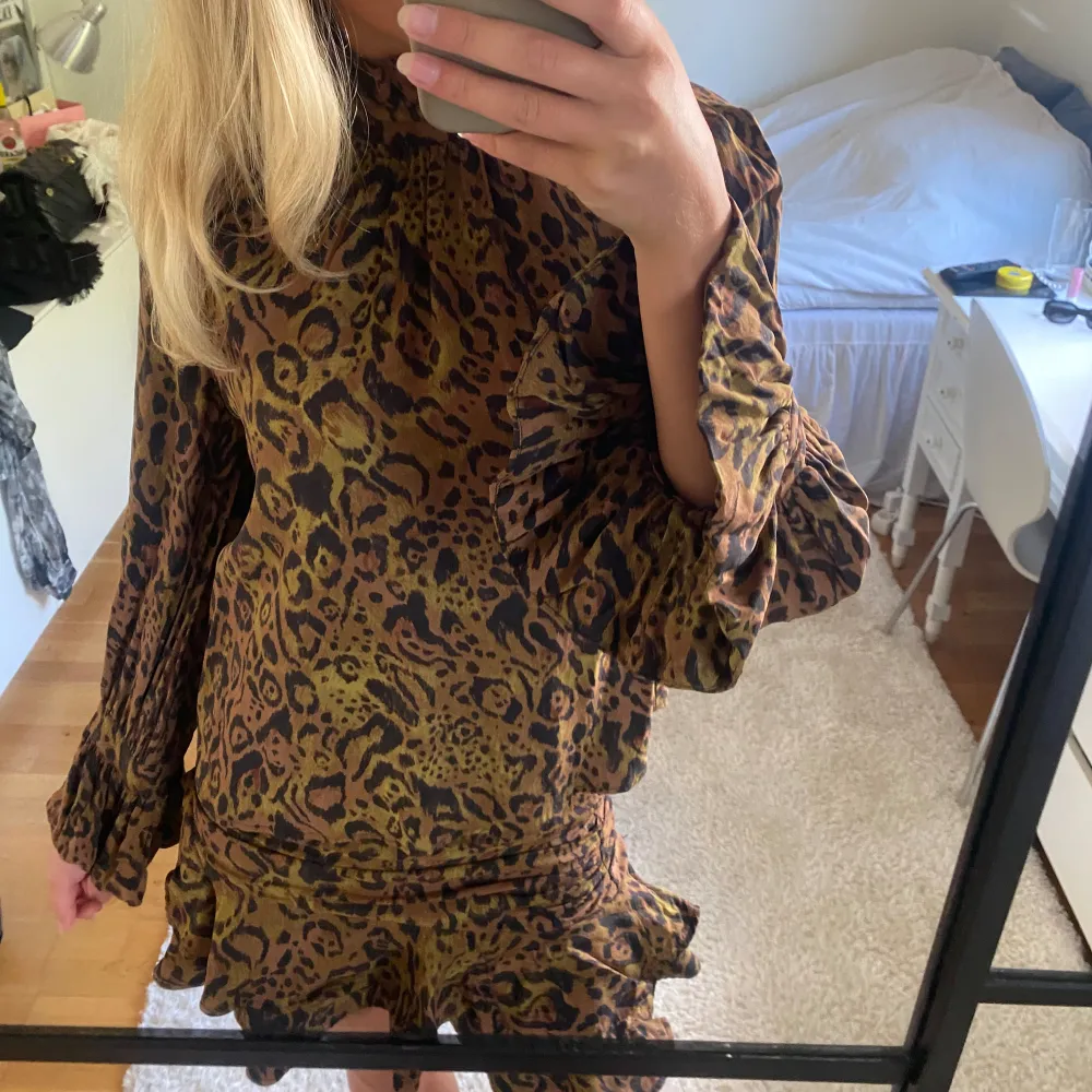 Så snyggt leopard sett med blus och volangkjol ifrån hm i storlek xs! Nästan aldrig använd så i bra skick!! 💓💓. Blusar.