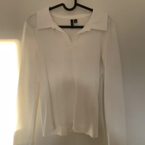 Vit Vero Moda tröja - Jättefin v-ringad tröja från Vedo Moda som är oanvänd. Säljer den efter jag inte använder den🤍Kan diskutera priset