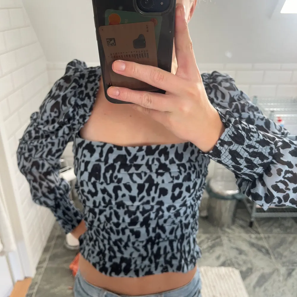 Super fin blå/svart leopard topp med puffarm🩵. Toppar.