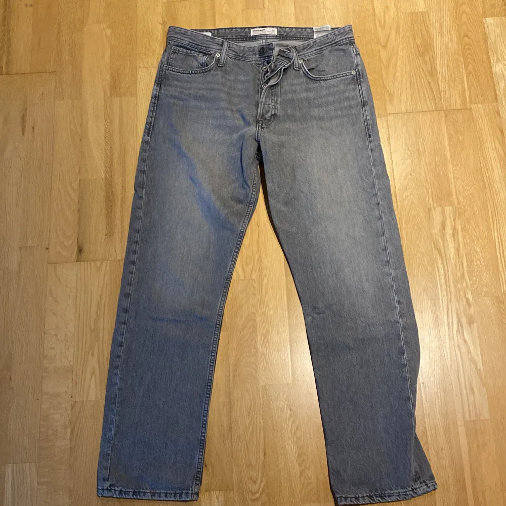 Storlek 32-33 herr model. Ett par jätte fina Jack & Jones jeans helt som nya.. Jeans & Byxor.