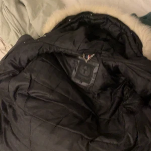 Horspit jacka  - En horspit jacka säljs inte längre vad jag kunnat se kostar 18500 ny lite små hål dragkedjan är sönder går o fixa hos en skomakare,kostar drygt 500 kr o fixa dom behöver klämma ihop dragkedjans dragsko,storlek L men passar till folk med storlek M