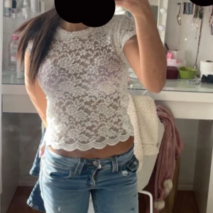 Spets tröja - säljer den här ursnygga spets tröjan från cubus! är i barn storlek 146/152 men passar som XS! har klippt så den är genomskinlig 🫶🏼 tryck på köp nu och skriv vid frågor 💕