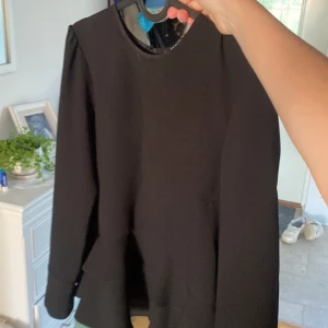 Zara blus  - En svart blus ifrån zara, har 2 volanger längs ner, o sitter superfint på🖤🥰 tåligt material så blusen känns ordentlig☺️