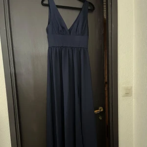 Marinblå Balklänning med slits 💞 - Säljer min super fina balklänning eftersom jag inte kommer använda den nå mer. Använd en gång.  💞💞