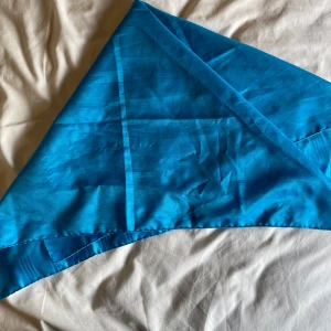 Scarf - Säljer denna ursnygga blåfärgade scarf. 75 X 75 cm stor.  Väldigt bra skick! Hittar inget att anmärka på! Använd få få gånger. Vet ej vart den är ifrån.