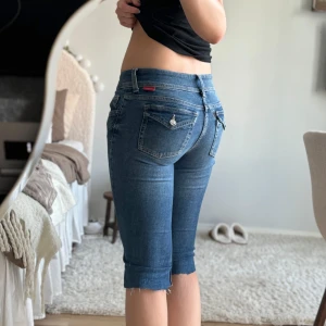 Blå jeansshorts - snygga jeansshorts med fina fickor strl36