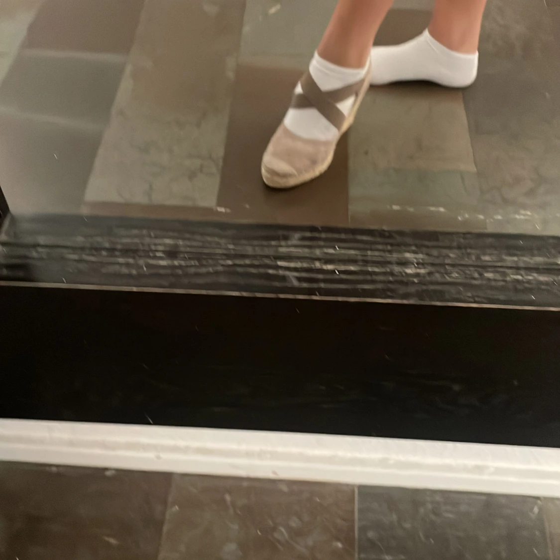 Beige kilklackssandaler i mocka - 90