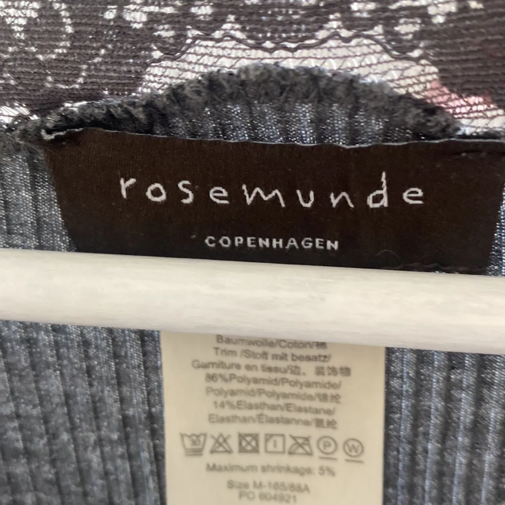 Jättesöt topp från Rosemunde helt i nysskick. Köptes för 899kr. Finns likadan i rosa osså som säljs.. Blusar.