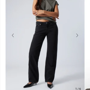 Weekday jeans - Ett par as snygga lågmidjade gråa jeans från weekday, använt några fåtal gånger men inte min stil mer. Pris från början 590, jag säljer för 300. 