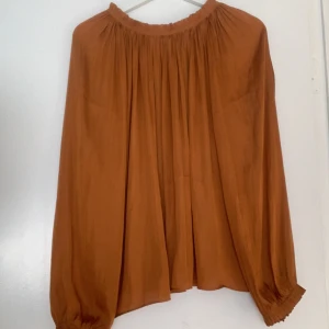 En fin brun orange blus - En blus från wera i storlek 36