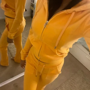 Juicy couture byxor - Juicy couture byxor i storlek xs och i materialet cotton rich. Endast använda 1-2 gånger och köpta för 1200kr💕