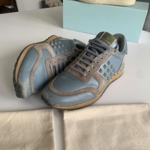 Valentino rockrunners  - Hej, säljer nu dessa valentino skor. Har ej låda men har dustbagsen Dem är i storlek 41-42 Hör av er om ni har frågor